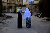 La mère et la fille avec leur voisin, Mossoul Ouest, Irak. Crédit photo : Ines Gil