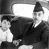 le roi d'Irak Fayçal II (G), accompagné de Nouri Pacha El-Saïd, président du Conseil des ministres irakien, arrive à la frontière libano-syrienne, le 23 juin 1939, pour passer l'été au Liban selon le conseil de ses médecins. Depuis la mort au mois d'avril 1939 du roi Ghazi Ier, son fils, le roi Fayçal II, se trouve être le monarque le plus jeune du monde. C'est en 1921 que Fayçal Ier fut proclamé Roi du Royaume d'Irak, devenant ainsi le fondateur de l'Etat d'Irak. Ghazi Ier, son fils, lui succède, suivi du Régent Abdul Illah, jusqu'à la majorité de Fayçal II qui fut le dernier Roi d'Irak. Le 14 juillet 1958, l'Armée, dirigée par le Général Kassem, renverse la royauté, décime la famille royale et déclare la première République d'Irak. Entre coups d'Etat et morts accidentelles, cinq présidents de la République succèdent au Général Kassem. Le dernier est Saddam Hussein depuis 1979. AFP PHOTO 