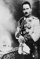 Le roi d'Irak Ghazi Ier pose en grand uniforme, en avril 1939 au Palais Royal de Bagdad. C'est en 1921 que Fayçal Ier fut proclamé Roi du Royaume d'Irak, devenant ainsi le fondateur de l'Etat d'Irak. Ghazi Ier, son fils, lui succède, suivi du Régent Abdul Illah, jusqu'à la majorité de Fayçal II qui fut le dernier Roi d'Irak. Le 14 juillet 1958, l'Armée, dirigée par le Général Kassem, renverse la royauté, décime la famille royale et déclare la première République d'Irak. Entre coups d'Etat et morts accidentelles, cinq présidents de la République succèdent au Général Kassem. Le dernier est Saddam Hussein depuis 1979. AFP PHOTO