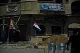 A côté du drapeau irakien, un drapeau confessionnel chiite, Mossoul Ouest, Irak. Crédit photo : Ines Gil