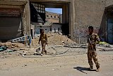 A droite, un milicien chrétien surveille la vieille ville de Mossoul, Mossoul Ouest, Irak. Crédit photo : Ines Gil