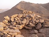 Vestiges de cairns hafit sur les crêtes montagneuses. A. Berthelot, mission archéologique française aux EAU