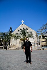 Le père Youssef devant l'Église de la Sainte Famille. Crédit photo : Ines Gil