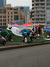 Photo trois : Tentes de la place des Martyrs où se déroulent des débats (photo prise le 19 octobre 2019). Crédits photo : Carole André-Dessornes