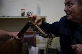 Albert Mansour suit de près la fabrication des ouds et vérifie chaque instrument. Crédit photo : Ines Gil