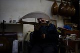 Albert Mansour pose avec un oud en cours de création. Crédit photo : Ines Gil