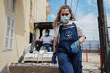 Une volontaire d'Offrejoie, une ONG libanaise qui a reconstruit plusieurs bâtiments à Mar Mikhael et dans la Quarantaine. Crédit photo : Ines Gil