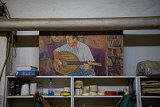 Peinture représentant le luthier exposée dans son atelier. Crédit photo : Ines Gil