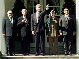 (L-R) Jordan's King Hussein, Israeli Prime Minister Yitzhak Rabin, US President Bill Clinton, PLO Chairman Yasser Arafat and Egyptian President Hosni Mubarak tour the White House Rose Garden on September 13, 1995 before ceremonies for the signing of an Israeli-PLO agreement on Palestinian autonomy in the West Bank. (ELECTRONIC IMAGE) AFP PHOTO J. DAVID AKE / - / AFP
