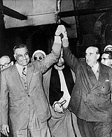 Photo d'archives datée du 3 février 1958 des présidents syrien Kouatly (D) et égyptien Gamal Abdel nasser, après la signature de l'acte qui lie l'Egypte et la Syrie, et crée la "République Arabe Unie" AFP