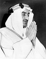 Photo d'archives non datée du roi Fayçal d'Arabie Saoudite priant / AFP