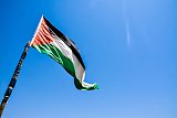 Des drapeaux palestiniens géants bordent l'allée qui mène à la frontière avec Israël. Crédit photo : Ines Gil
