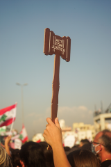 Des manifestants brandissent le marteau symbole de la justice, avec l'inscription "Agis pour la justice". Crédit photo : Ines Gil
