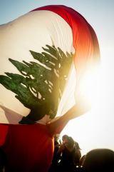 Un drapeau libanais géant brandi pendant la manifestation. Crédit photo : Ines Gil
